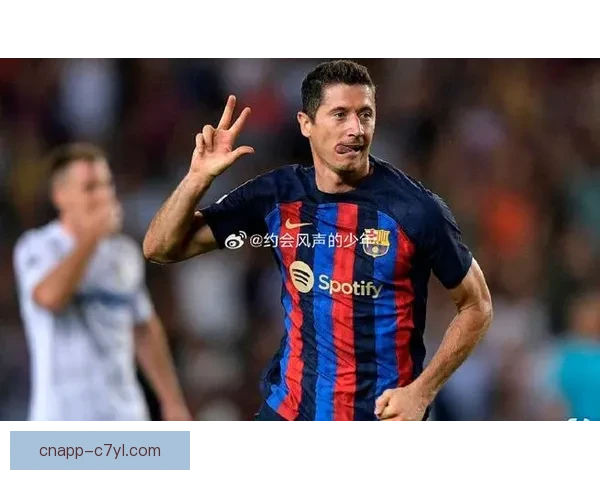 巴萨不强卖莱万留队需降薪角色