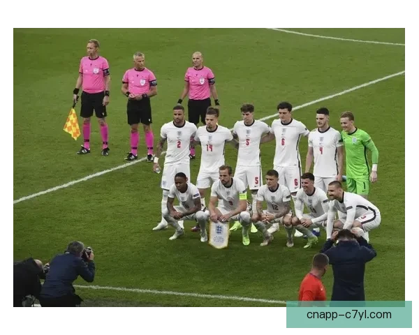 主场伯纳乌赛前反种族主义横幅